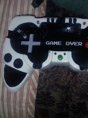 White & Black 'Game Over' Wireless Gaming Controller Resin Ashtray never usedor